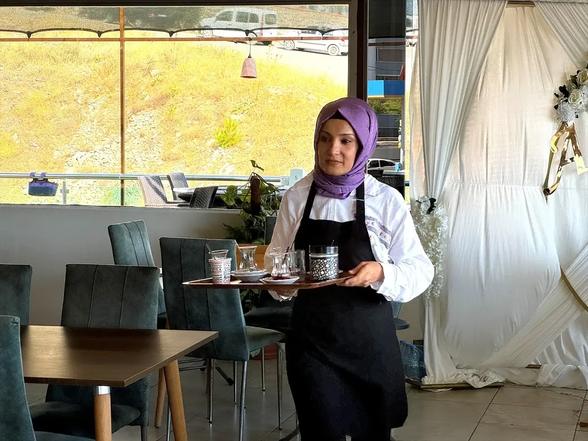Kahramanmaraş’ta Heterokromiye Sahip Kadın Gözleriyle İlgileri Üzerine Çekiyor