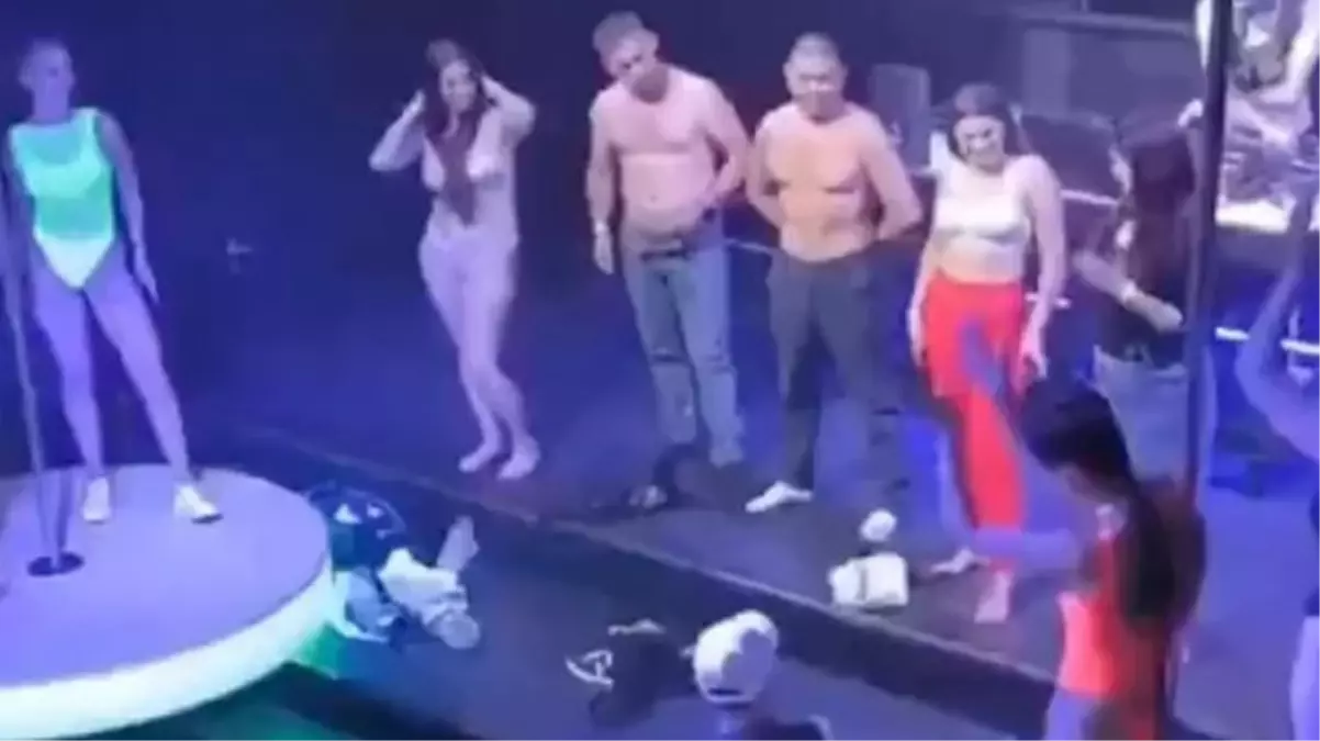 Rusya’da bir gece kulübünde iPhone için soyunma yarışması düzenledi! Büyük öfkeye sebep olan yarışma sonrası yarışmacılar özür diledi
