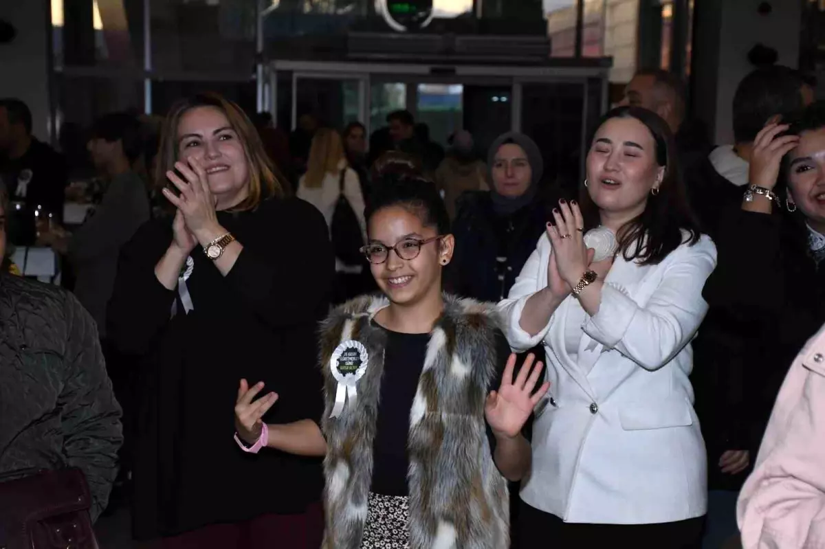 Balıkesir’de Öğretmenler Günü Kutlaması Renkli Görüntülere Sahne Oldu