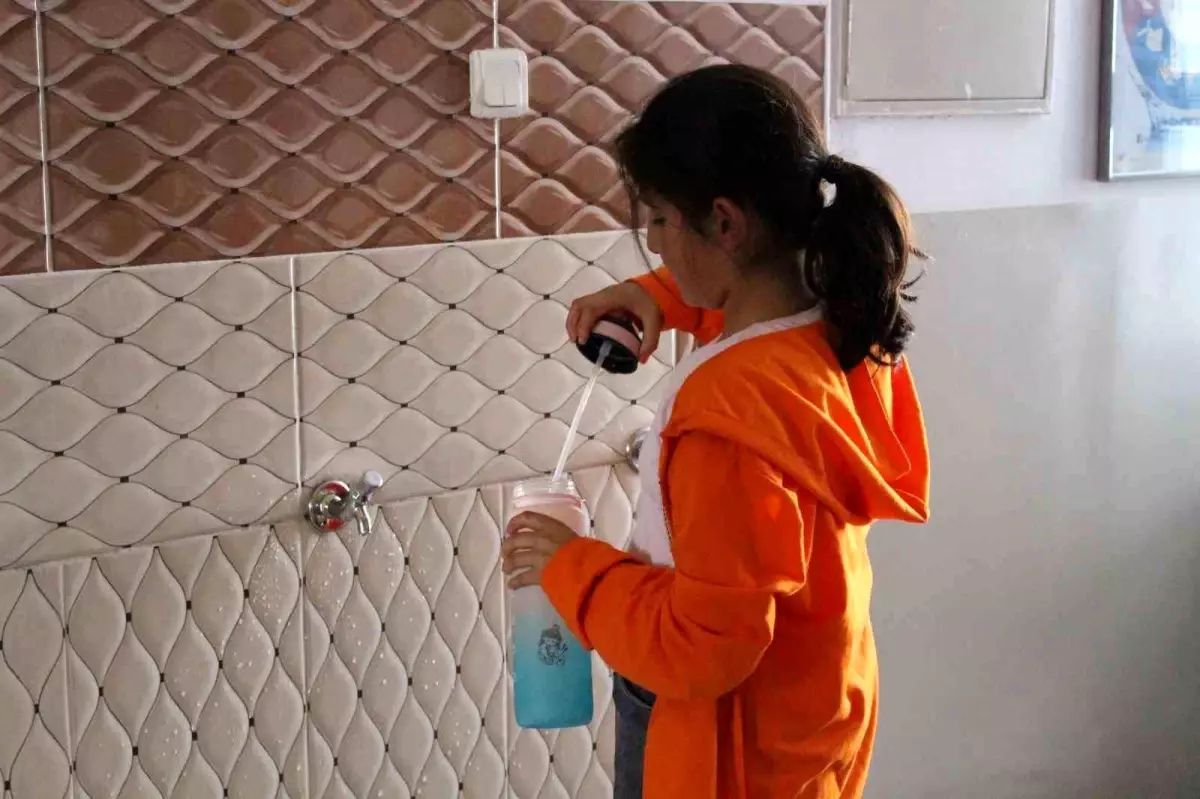 Sivas’ta Muhtar, Okul Çocuklarına Sağlıklı Su İmkanları Sağlıyor