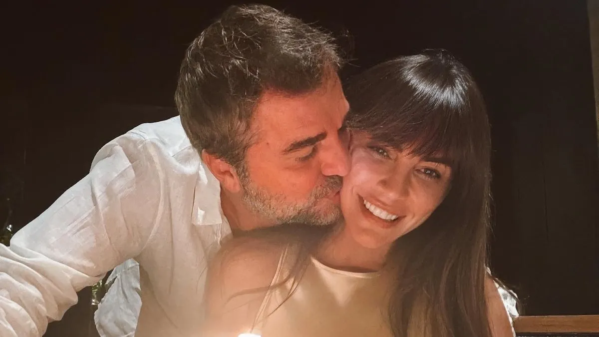 Bali tatilinden dönen Engin Altan Düzyatan ile Neslişah Alkoçlar çocuklarına kavuştu! Emir ile Alara’dan anneye özel pasta!