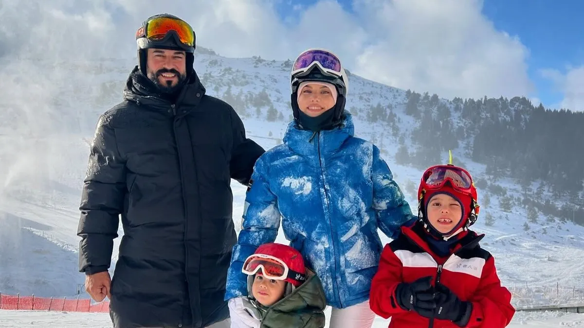 Burak Özçivit ve Fahriye Evcen çiftinin kayak keyfi! Oğulları Karan ve Kerem ile içleri ısıttılar