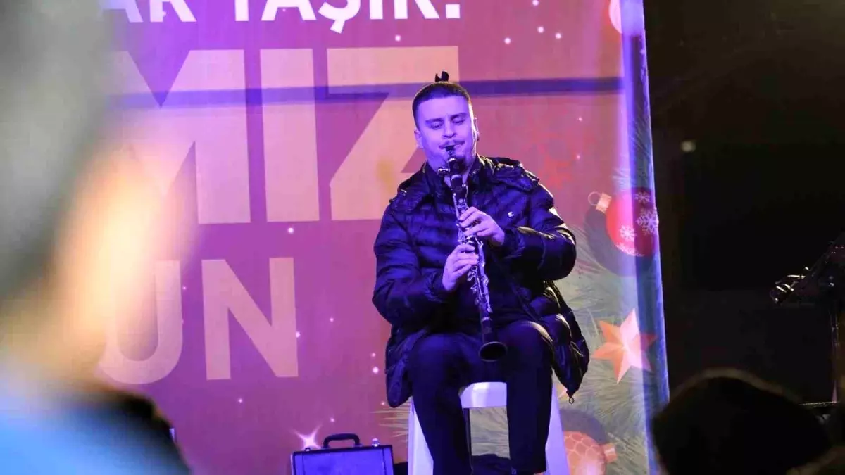 Grup Levano, Yunusemre 100. Yıl Meydanı’nda Konser Verdi