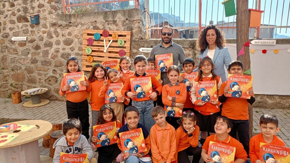 İzmir’de ilkokul öğrencileri dönüşümle oluşturdukları kitap okuma alanında yazarları ağırladı