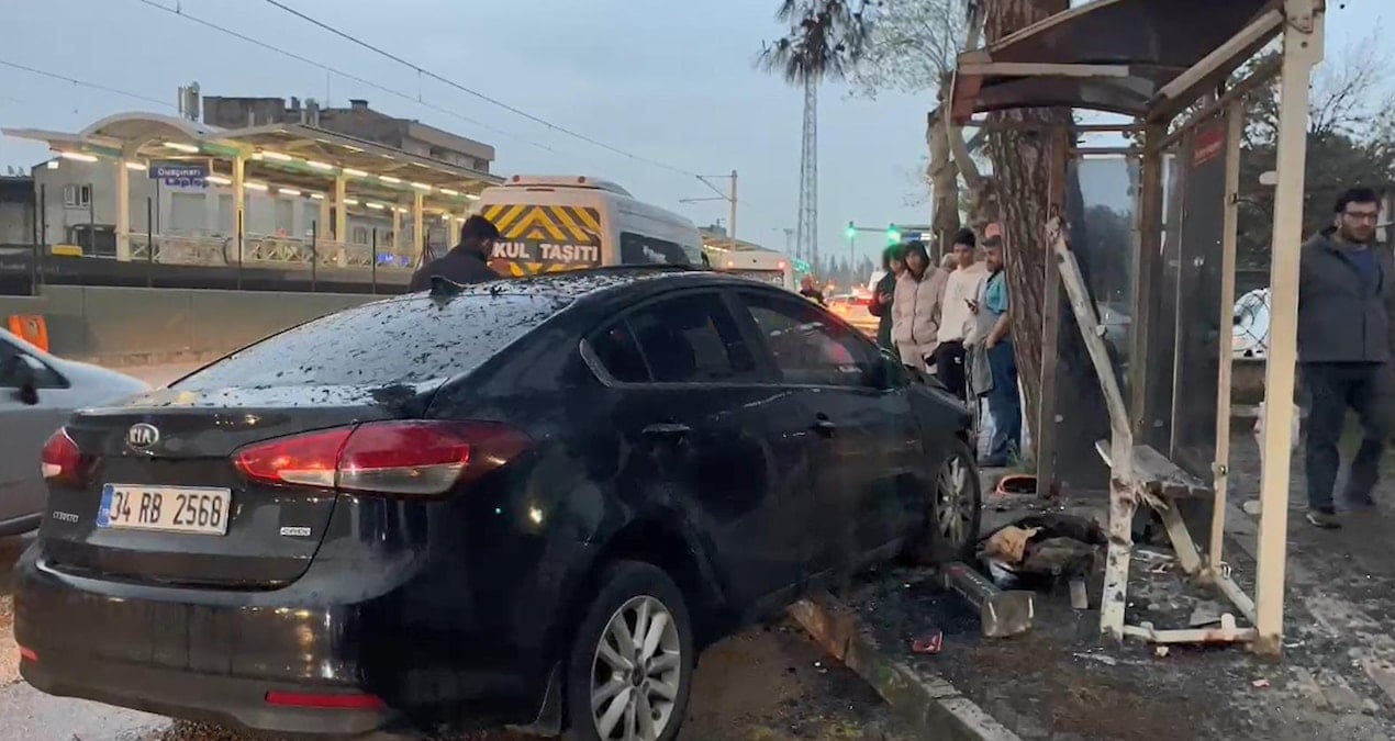 Bursa’da otomobil durağa daldı: 2’si ağır 6 yaralı