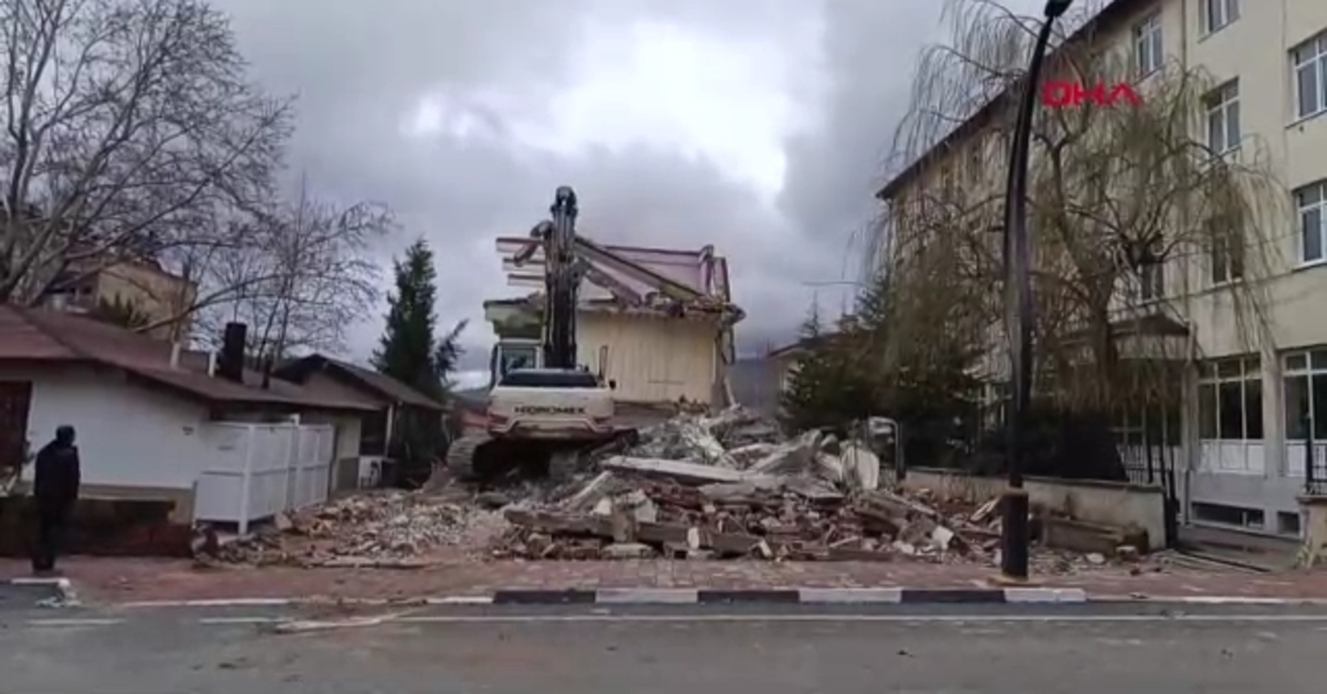 Ağlasun’da depreme dayanıksız çıkan belediye binası yıkılıyor